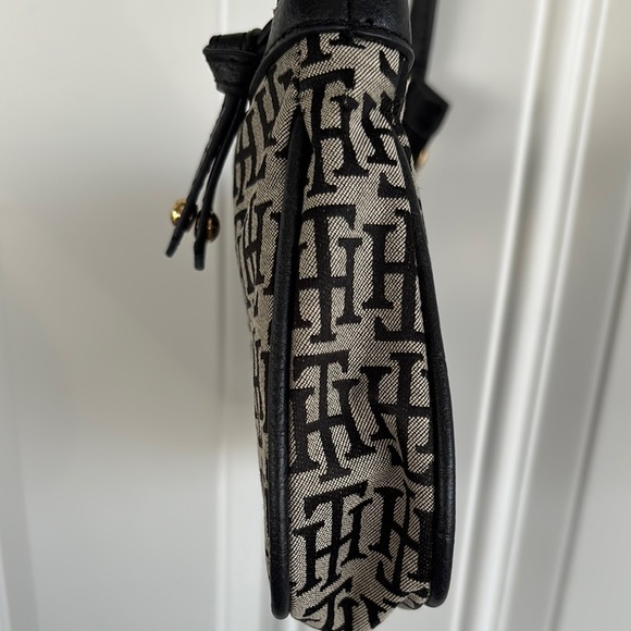 Tommy Hilfiger Black and Cream Shoulder Bag with Elegant Pattern - Picture 6 of 12